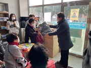 노인일자리 어르신에게 겨울용 외투 지원